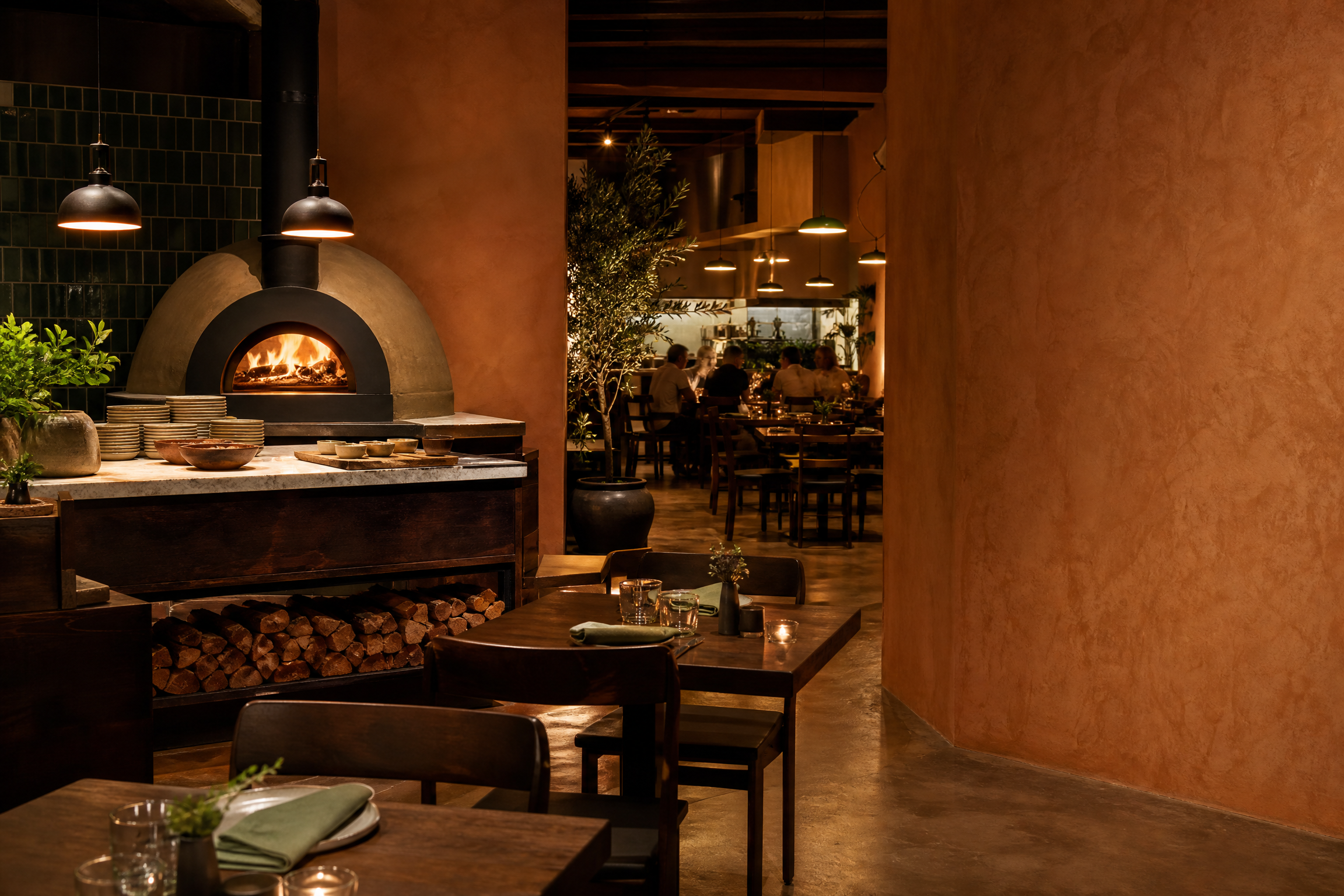 Interior cálido de Forno Vivo con horno de leña